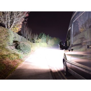 Zestaw dwóch lamp LAZER ST4 Evolution z systemem montażu w fabrycznym grillu - Ford Transit (2015 - 2019) - ujęcie 2