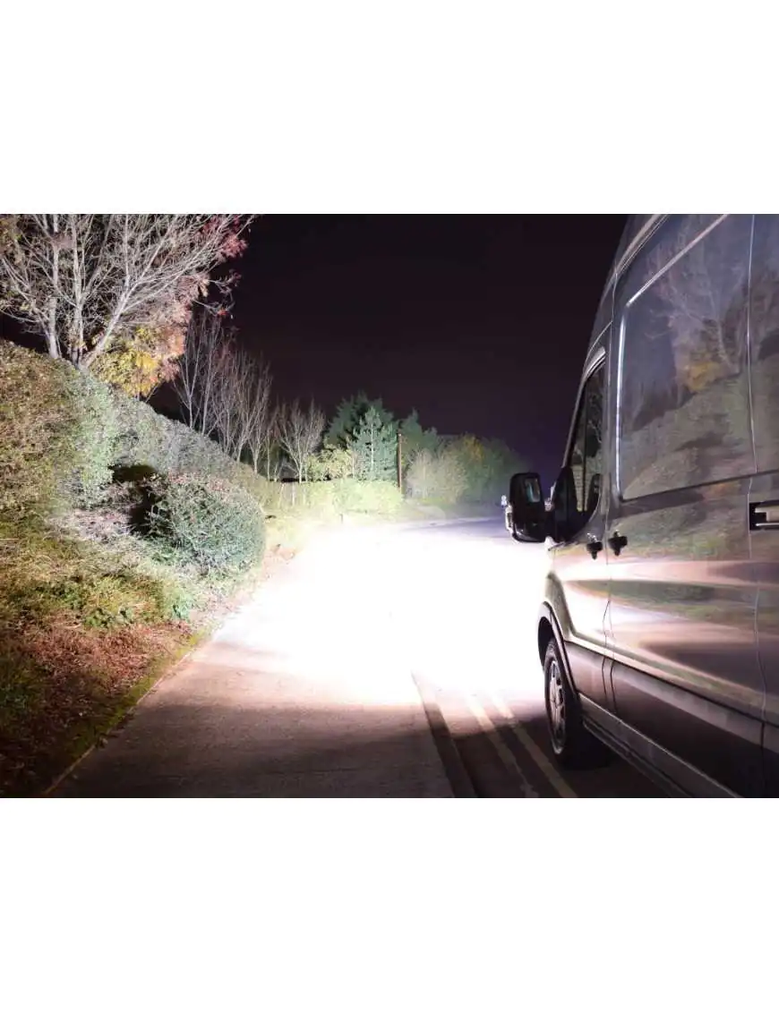 Zestaw dwóch lamp LAZER ST4 Evolution z systemem montażu w fabrycznym grillu - Ford Transit (2015 - 2019)