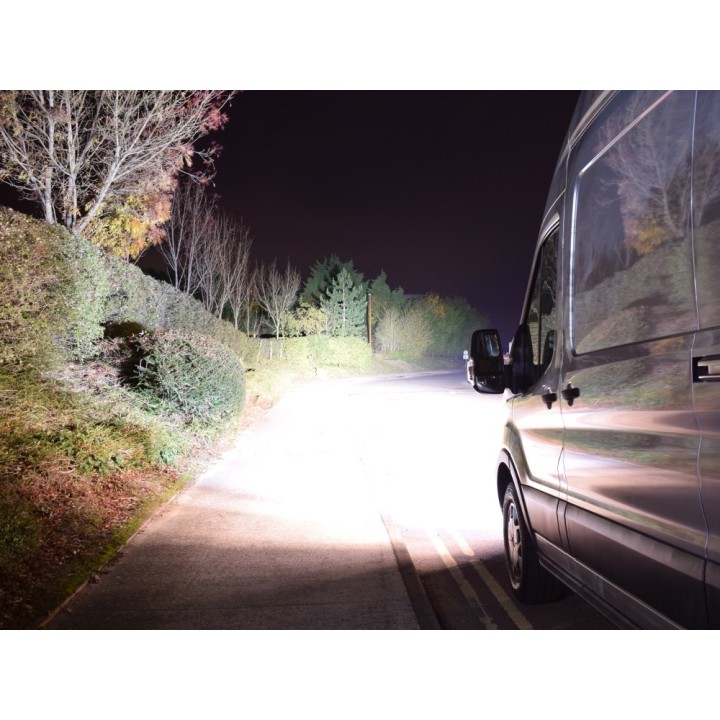 Zestaw dwóch lamp LAZER ST4 Evolution z systemem montażu w fabrycznym grillu - Ford Transit (2015 - 2019) - ujęcie 2