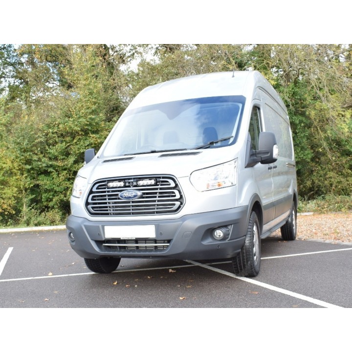 Zestaw dwóch lamp LAZER ST4 Evolution z systemem montażu w fabrycznym grillu - Ford Transit (2015 - 2019) - ujęcie 3