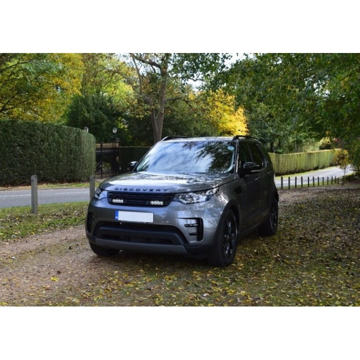 Zestaw dwóch lamp LAZER ST4 Evolution z systemem montażu w fabrycznym grillu - Land Rover Discovery V (2017 -)