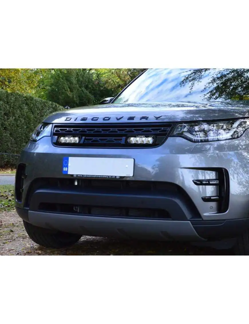 Zestaw dwóch lamp LAZER ST4 Evolution z systemem montażu w fabrycznym grillu - Land Rover Discovery V (2017 -)