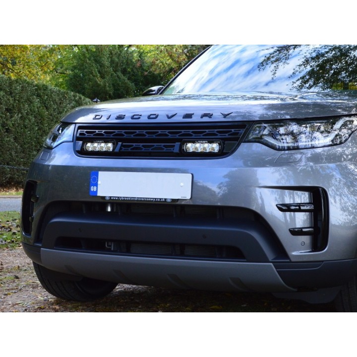 Zestaw dwóch lamp LAZER ST4 Evolution z systemem montażu w fabrycznym grillu - Land Rover Discovery V (2017 -) - ujęcie 2