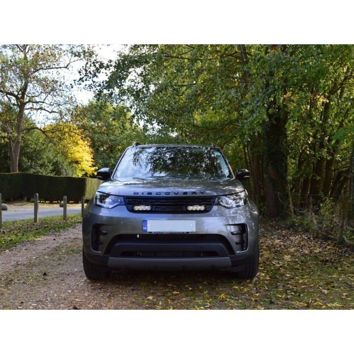 Zestaw dwóch lamp LAZER ST4 Evolution z systemem montażu w fabrycznym grillu - Land Rover Discovery V (2017 -) - ujęcie 3