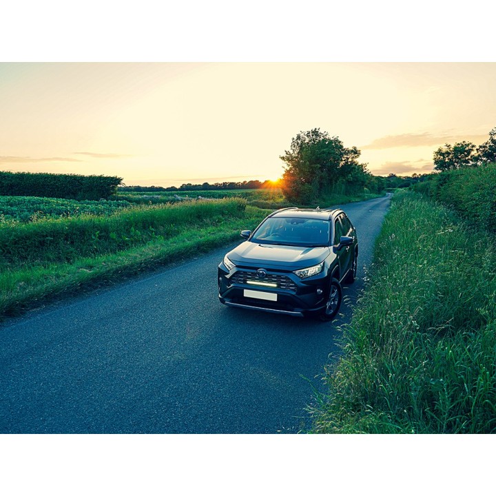 Zestaw lampy LAZER Linear 18 - z systemem montażu w fabrycznym grillu - Toyota RAV4 Hybrid (2018 -) - ujęcie 2