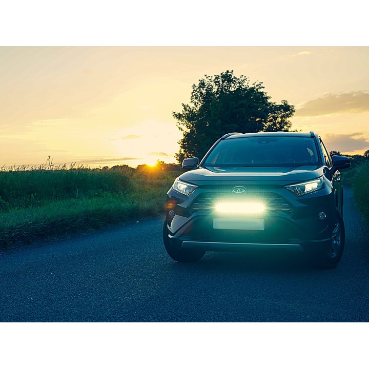 Zestaw lampy LAZER Linear 18 - z systemem montażu w fabrycznym grillu - Toyota RAV4 Hybrid (2018 -) - ujęcie 3