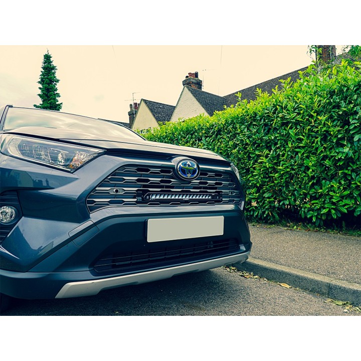Zestaw lampy LAZER Linear 18 - z systemem montażu w fabrycznym grillu - Toyota RAV4 Hybrid (2018 -) - ujęcie 4