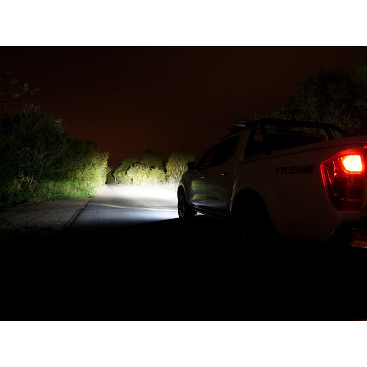 Zestaw lampy LAZER Linear 18 Elite - z systemem montażu w fabrycznym grillu - Nissan Navara NP300 (2015 -) - ujęcie 6