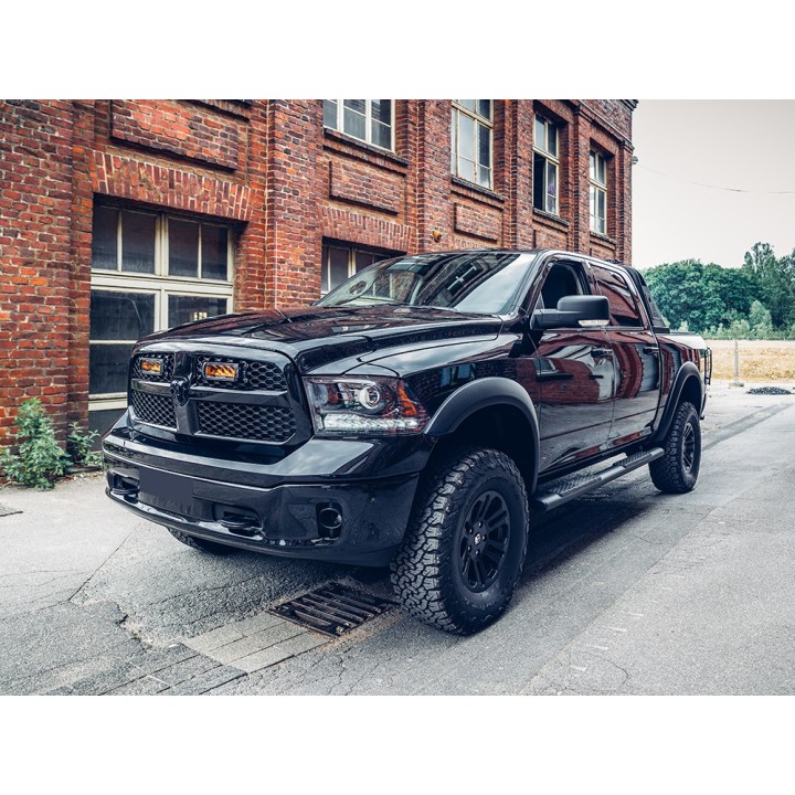 Zestaw dwóch lamp LAZER TRIPLE-R 750 (Gen2) z systemem montażu w fabrycznym grillu - RAM 1500 (2013 - 2018)