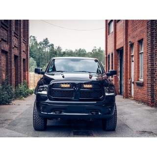 Zestaw dwóch lamp LAZER TRIPLE-R 750 (Gen2) z systemem montażu w fabrycznym grillu - RAM 1500 (2013 - 2018) - ujęcie 2