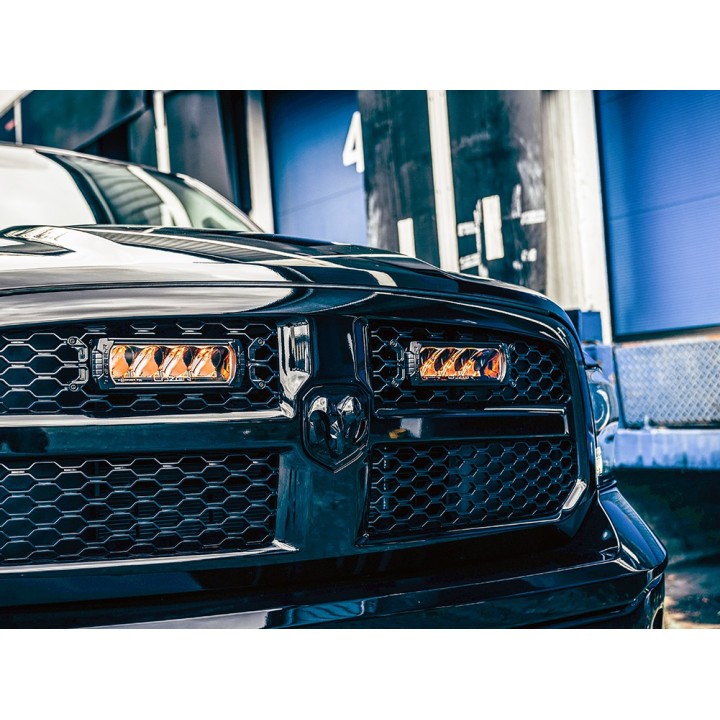 Zestaw dwóch lamp LAZER TRIPLE-R 750 (Gen2) z systemem montażu w fabrycznym grillu - RAM 1500 (2013 - 2018) - ujęcie 3