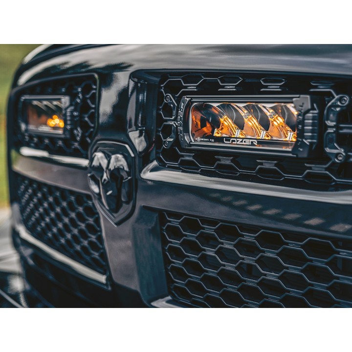 Zestaw dwóch lamp LAZER TRIPLE-R 750 (Gen2) z systemem montażu w fabrycznym grillu - RAM 1500 (2013 - 2018) - ujęcie 4