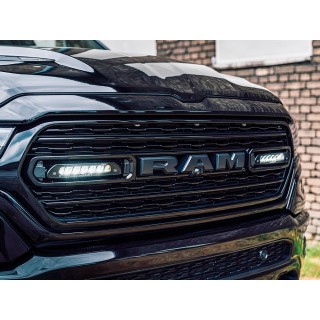 Zestaw dwóch lamp LAZER Linear 6 z systemem montażu w fabrycznym grillu - RAM 1500 (2019 -) - ujęcie 2
