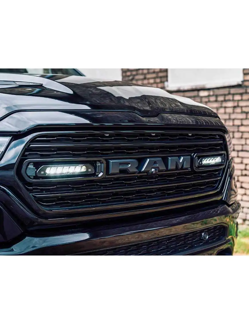 Zestaw dwóch lamp LAZER Linear 6 Elite z systemem montażu w fabrycznym grillu - RAM 1500 (2019 -) | Szekla4x4.pl