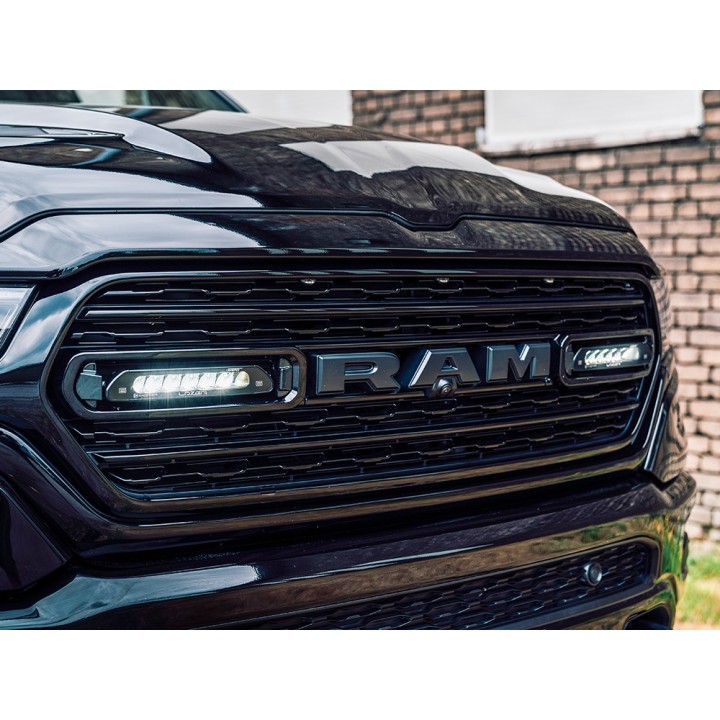 Zestaw dwóch lamp LAZER Linear 6 Elite z systemem montażu w fabrycznym grillu - RAM 1500 (2019 -) - ujęcie 2