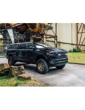 Zestaw dwóch lamp LAZER Linear 6 Elite z systemem montażu w fabrycznym grillu - RAM 1500 (2019 -) | Szekla4x4.pl