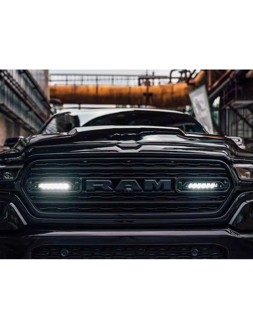 Zestaw dwóch lamp LAZER Linear 6 Elite z systemem montażu w fabrycznym grillu - RAM 1500 (2019 -) | Szekla4x4.pl