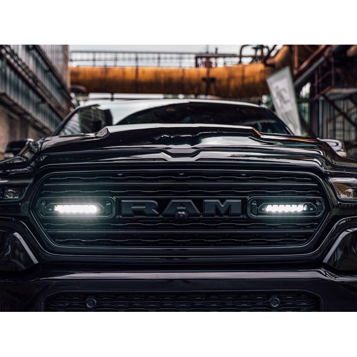 Zestaw dwóch lamp LAZER Linear 6 Elite z systemem montażu w fabrycznym grillu - RAM 1500 (2019 -) - ujęcie 5