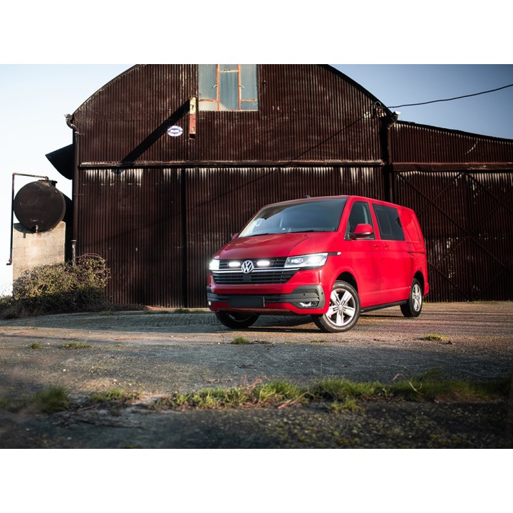 Zestaw dwóch lamp LAZER ST4 Evolution z systemem montażu w fabrycznym grillu - Volkswagen T6.1 (2019 -) - ujęcie 2