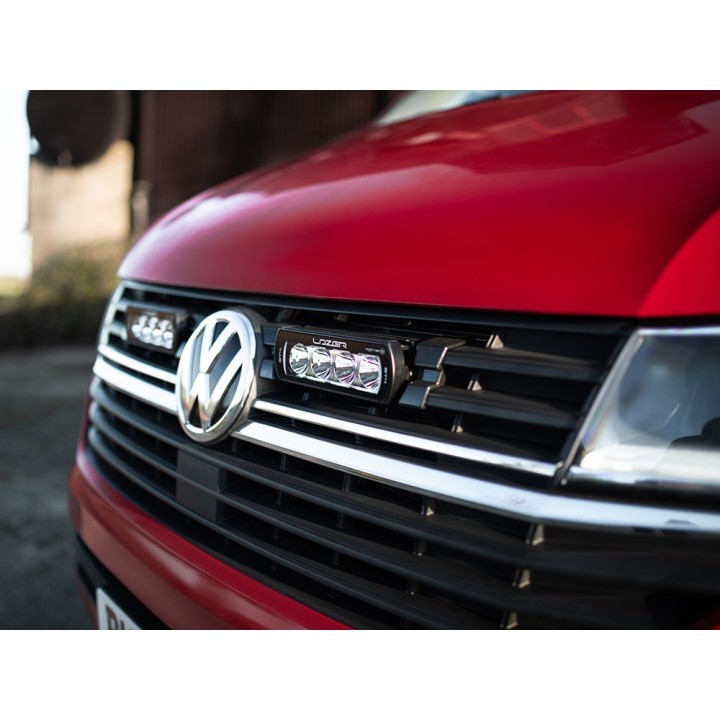 Zestaw dwóch lamp LAZER ST4 Evolution z systemem montażu w fabrycznym grillu - Volkswagen T6.1 (2019 -) - ujęcie 3