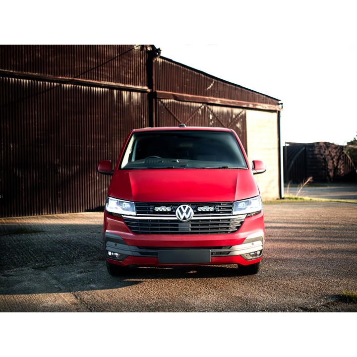 Zestaw dwóch lamp LAZER ST4 Evolution z systemem montażu w fabrycznym grillu - Volkswagen T6.1 (2019 -) - ujęcie 4
