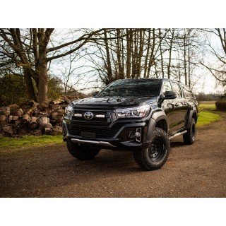 Zestaw dwóch lamp LAZER ST4 Evolution z systemem montażu w fabrycznym grillu - Toyota Hilux Dakar/Invincible (2018 -)