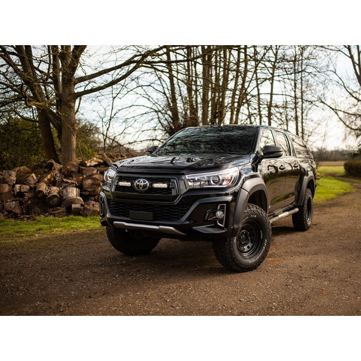 Zestaw dwóch lamp LAZER ST4 Evolution z systemem montażu w fabrycznym grillu - Toyota Hilux Dakar/Invincible (2018 -)