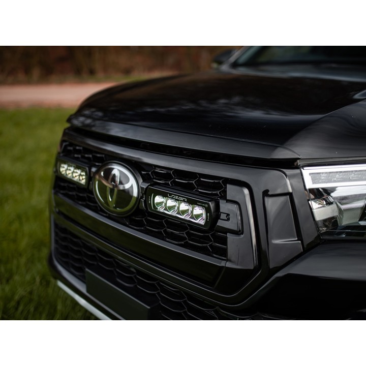 Zestaw dwóch lamp LAZER ST4 Evolution z systemem montażu w fabrycznym grillu - Toyota Hilux Dakar/Invincible (2018 -) - ujęcie 2