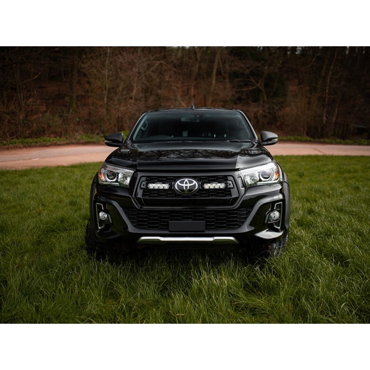Zestaw dwóch lamp LAZER ST4 Evolution z systemem montażu w fabrycznym grillu - Toyota Hilux Dakar/Invincible (2018 -) - ujęcie 3