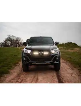 Zestaw dwóch lamp LAZER ST4 Evolution z systemem montażu w fabrycznym grillu - Toyota Hilux Dakar/Invincible (2018 -) | Szekla4x4.pl