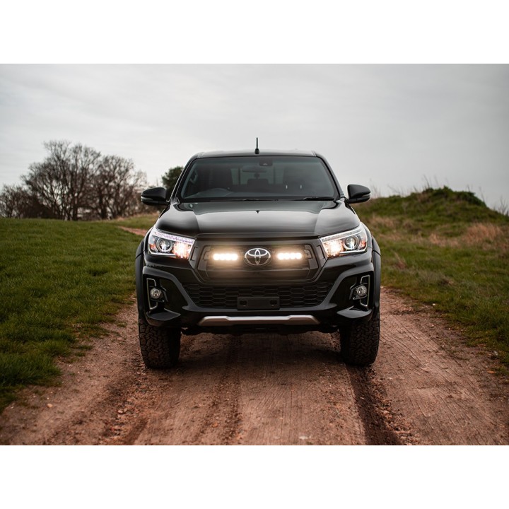Zestaw dwóch lamp LAZER ST4 Evolution z systemem montażu w fabrycznym grillu - Toyota Hilux Dakar/Invincible (2018 -) - ujęcie 4