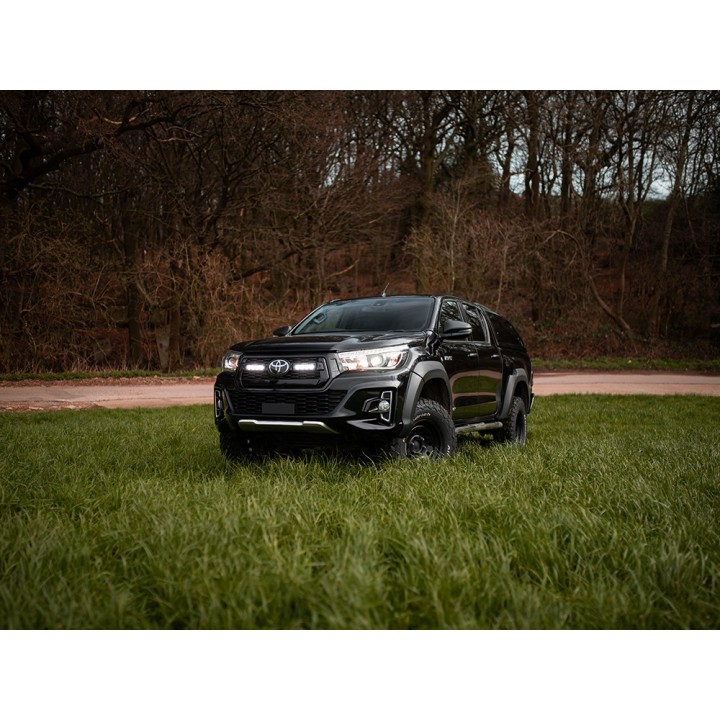 Zestaw dwóch lamp LAZER ST4 Evolution z systemem montażu w fabrycznym grillu - Toyota Hilux Dakar/Invincible (2018 -) - ujęcie 5