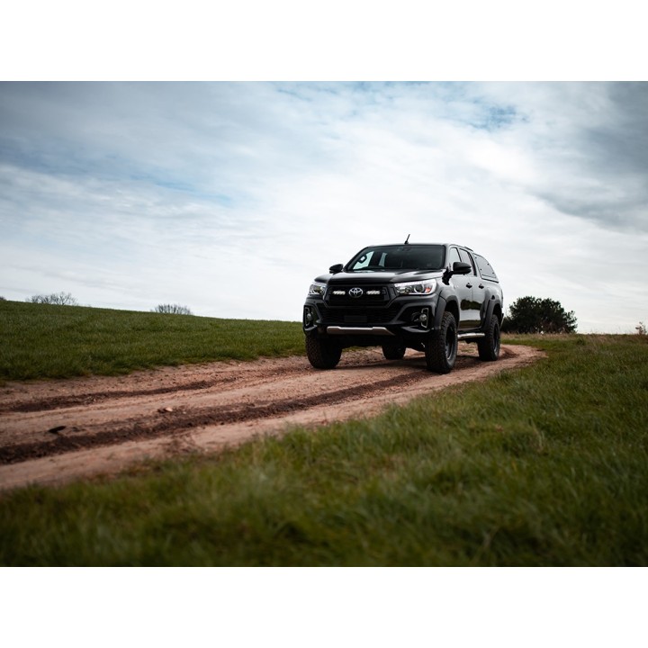 Zestaw dwóch lamp LAZER ST4 Evolution z systemem montażu w fabrycznym grillu - Toyota Hilux Dakar/Invincible (2018 -) - ujęcie 6
