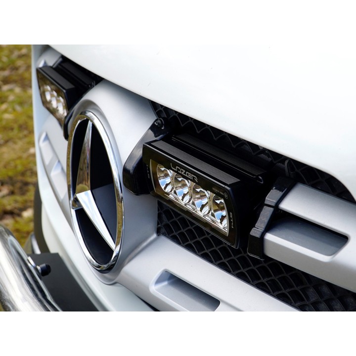 Zestaw dwóch lamp LAZER ST4 Evolution z systemem montażu w fabrycznym grillu - Mercedes X-Class V6 (2017-) - ujęcie 3