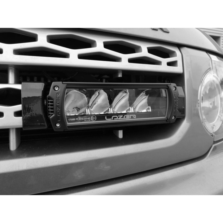 Zestaw dwóch lamp LAZER TRIPLE-R 750 Elite (Gen2) z systemem montażu w fabrycznym grillu - Land Rover Discovery 4 - ujęcie 2