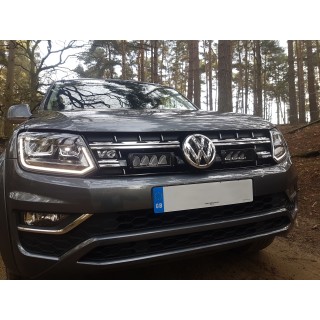 Zestaw dwóch lamp LAZER Triple-R 750 (Gen2) z systemem montażu w fabrycznym grillu - Volkswagen Amarok V6 (2016  - ujęcie 2