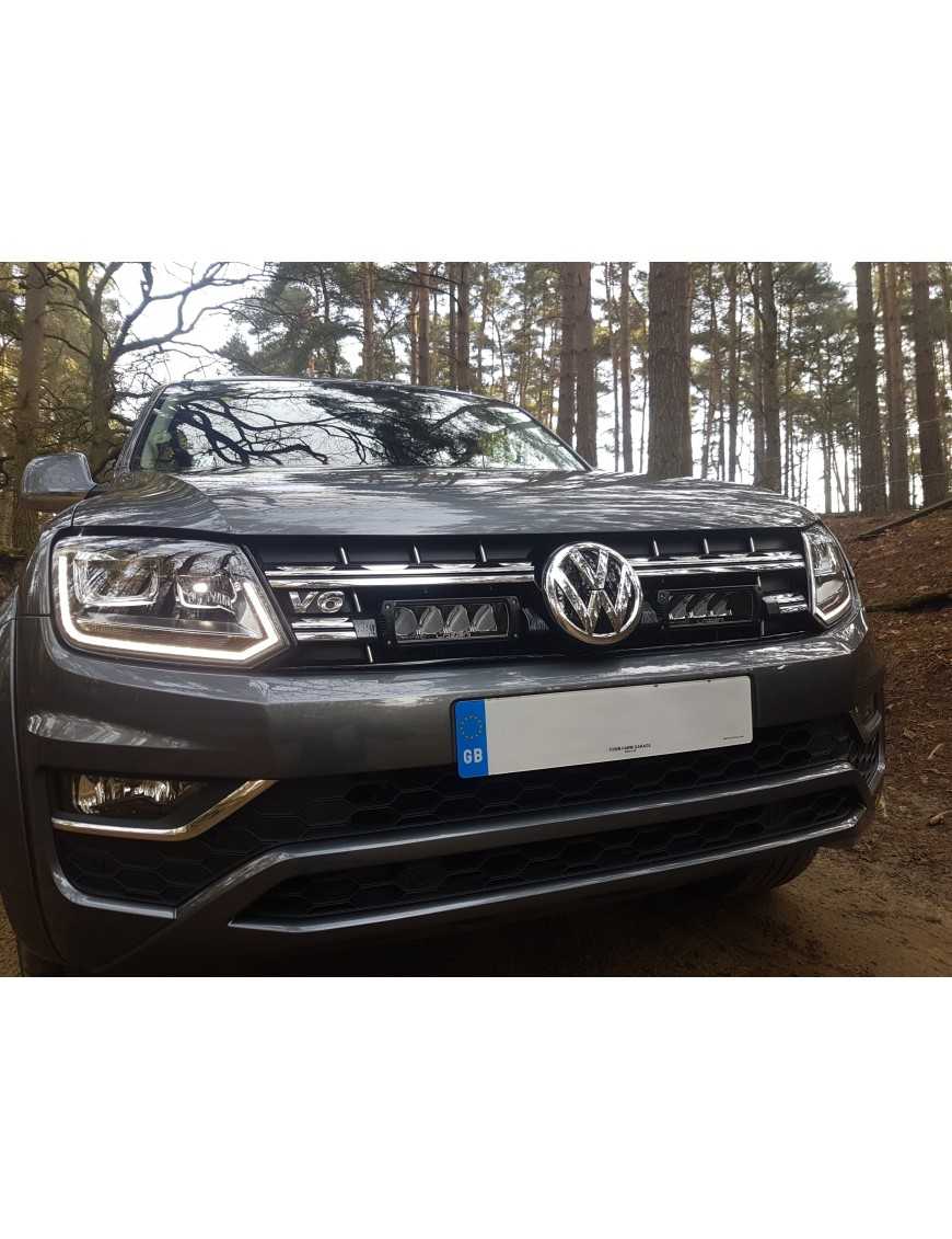 Zestaw dwóch lamp LAZER Triple-R 750 (Gen2) z systemem montażu w fabrycznym grillu - Volkswagen Amarok V6 (2016 -)