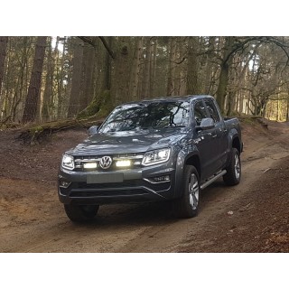Zestaw dwóch lamp LAZER Triple-R 750 Elite (Gen2) z systemem montażu w fabrycznym grillu - Volkswagen Amarok V6 - ujęcie 2