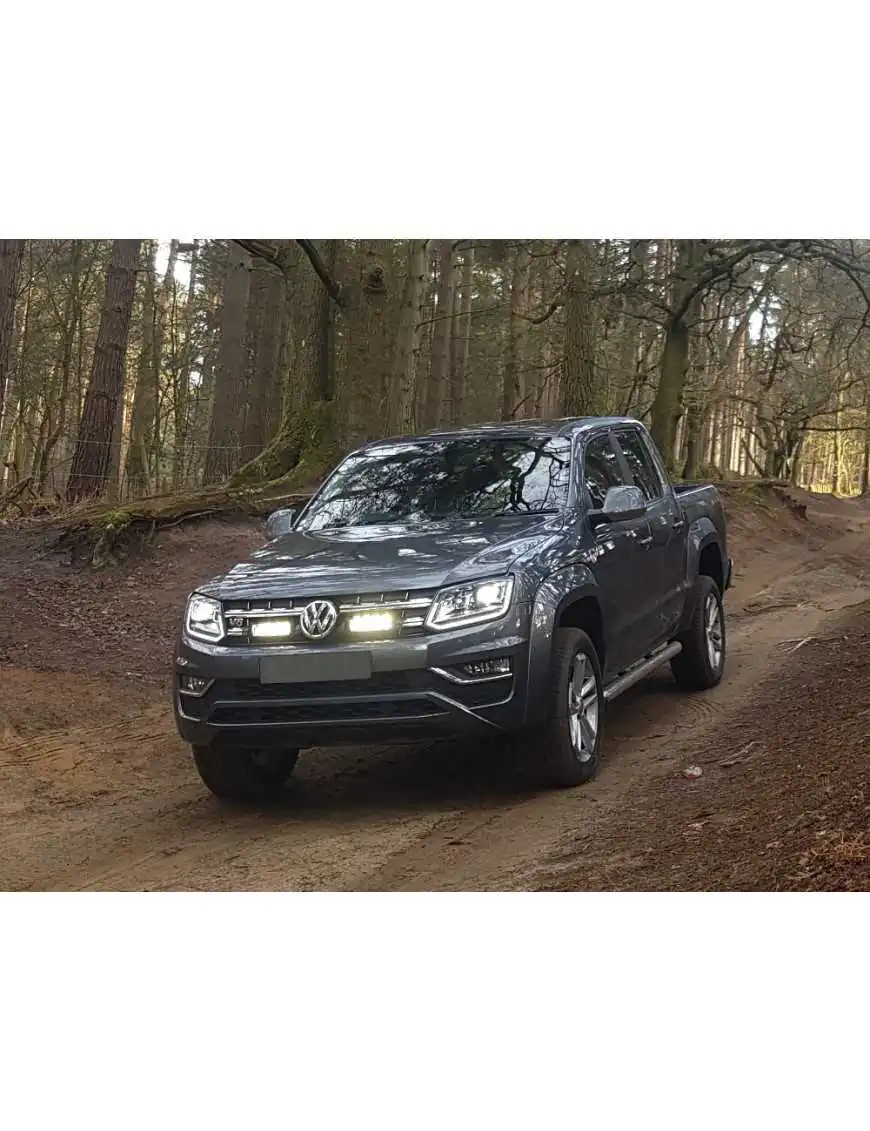 Zestaw dwóch lamp LAZER Triple-R 750 Elite (Gen2) z systemem montażu w fabrycznym grillu - Volkswagen Amarok V6 (2016 -) | Szekla4x4.pl