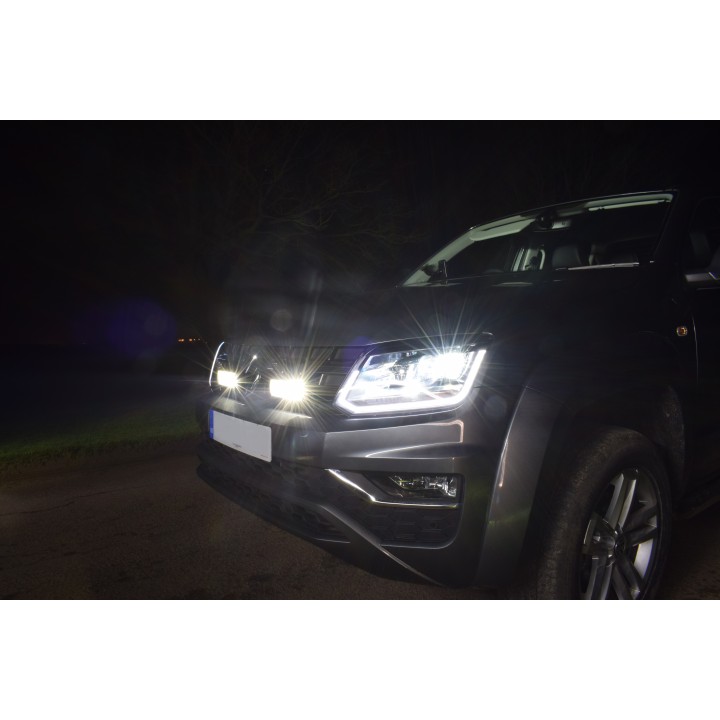 Zestaw dwóch lamp LAZER Triple-R 750 Elite (Gen2) z systemem montażu w fabrycznym grillu - Volkswagen Amarok V6 - ujęcie 3