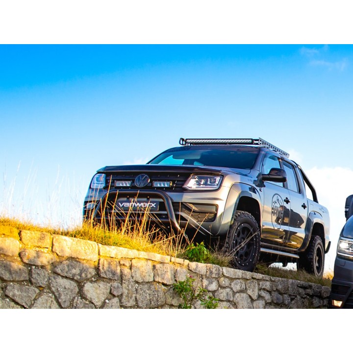 Zestaw dwóch lamp LAZER Triple-R 750 Elite (Gen2) z systemem montażu w fabrycznym grillu - Volkswagen Amarok V6 - ujęcie 4