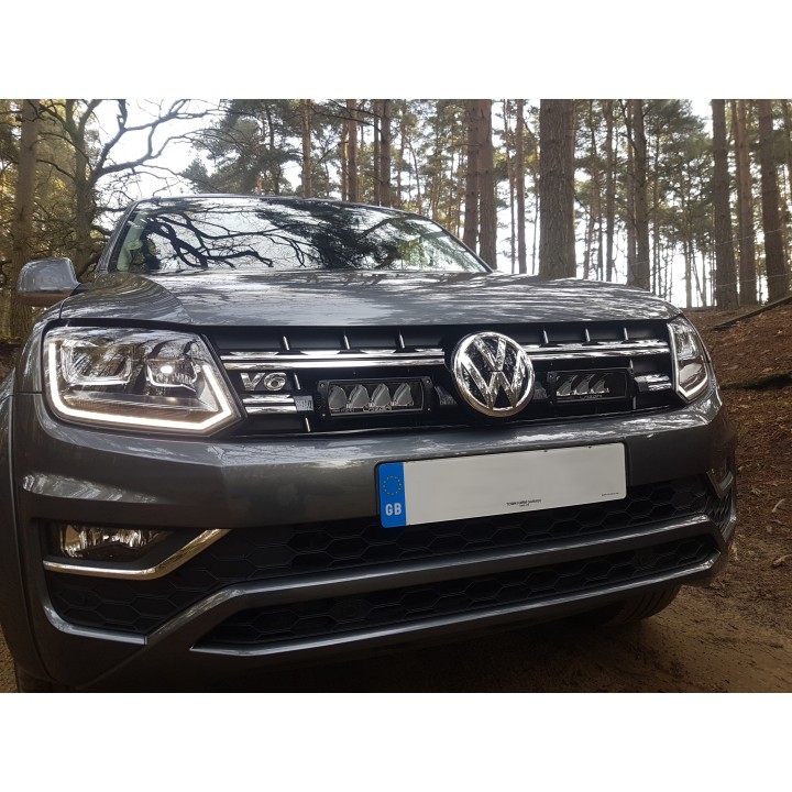 Zestaw dwóch lamp LAZER Triple-R 750 Elite (Gen2) z systemem montażu w fabrycznym grillu - Volkswagen Amarok V6 - ujęcie 5