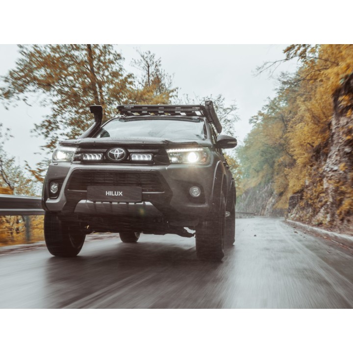 Zestaw dwóch lamp LAZER TRIPLE-R 750 Elite (Gen2) z systemem montażu w fabrycznym grillu - Toyota Hilux (2015 - 2021)