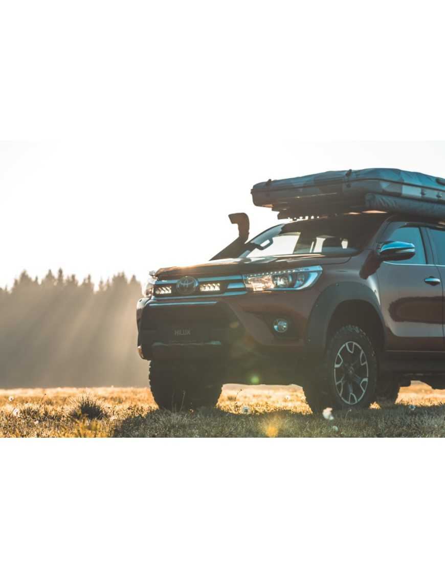 Zestaw dwóch lamp LAZER TRIPLE-R 750 Elite (Gen2) z systemem montażu w fabrycznym grillu - Toyota Hilux (2015 - 2021)