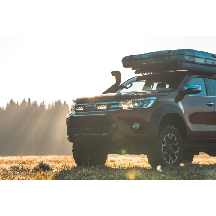 Zestaw dwóch lamp LAZER TRIPLE-R 750 Elite (Gen2) z systemem montażu w fabrycznym grillu - Toyota Hilux (2015 - 2021) - ujęcie 4