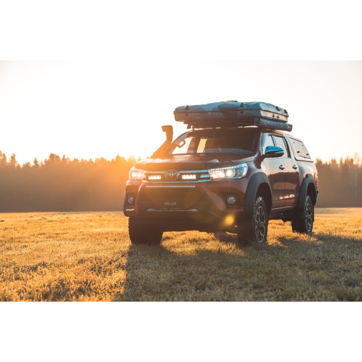 Zestaw dwóch lamp LAZER TRIPLE-R 750 (Gen2) z systemem montażu w fabrycznym grillu - Toyota Hilux (2015 - 2021) - ujęcie 3