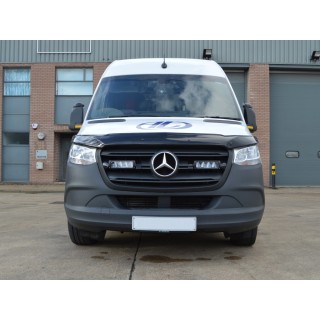 Zestaw dwóch lamp LAZER TRIPLE-R 750 Elite (Gen2) z systemem montażu w fabrycznym grillu - Mercedes Sprinter (2018 -) - ujęcie 2