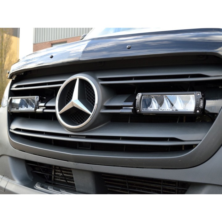 Zestaw dwóch lamp LAZER TRIPLE-R 750 Elite (Gen2) z systemem montażu w fabrycznym grillu - Mercedes Sprinter (2018 -) - ujęcie 3