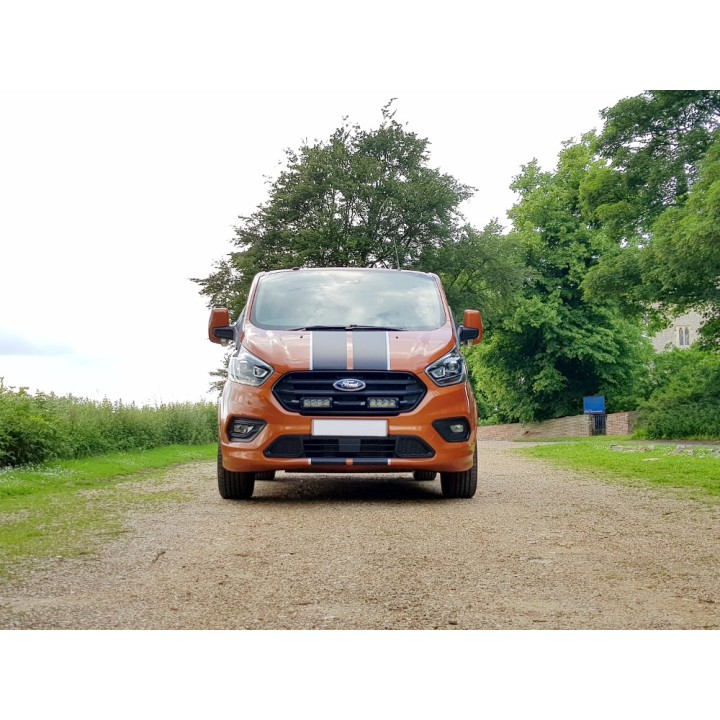 Zestaw dwóch lamp LAZER TRIPLE-R 750 Elite (Gen2) z systemem montażu w fabrycznym grillu - Ford Transit Custom (2018 - ujęcie 2