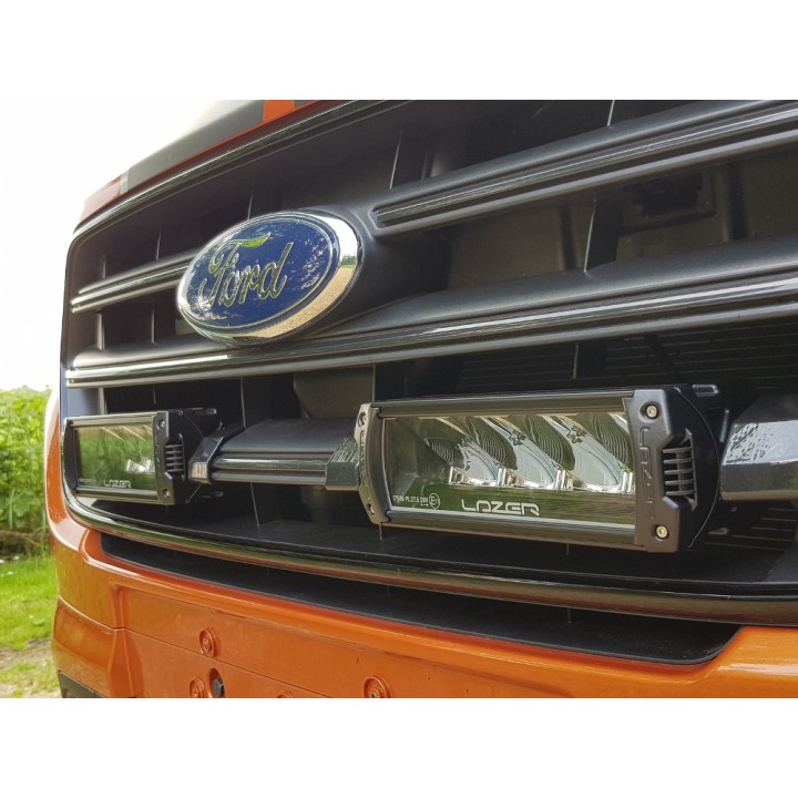 Zestaw dwóch lamp LAZER TRIPLE-R 750 Elite (Gen2) z systemem montażu w fabrycznym grillu - Ford Transit Custom (2018 - ujęcie 3